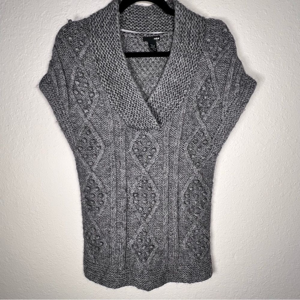 H & M sweater vest 🖤 XS